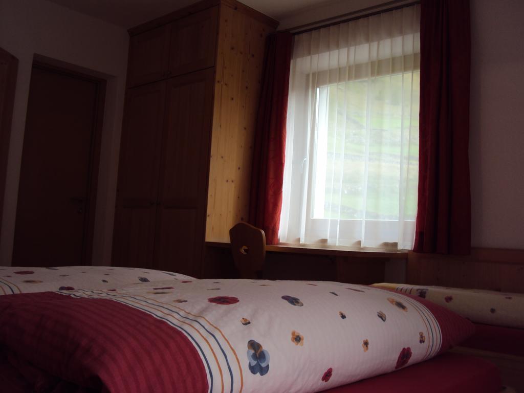 Haus Fliri Hotel Curon Venosta Kamer foto