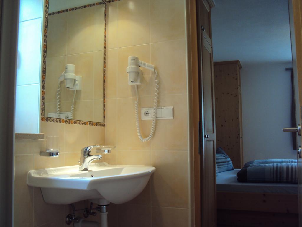 Haus Fliri Hotel Curon Venosta Kamer foto